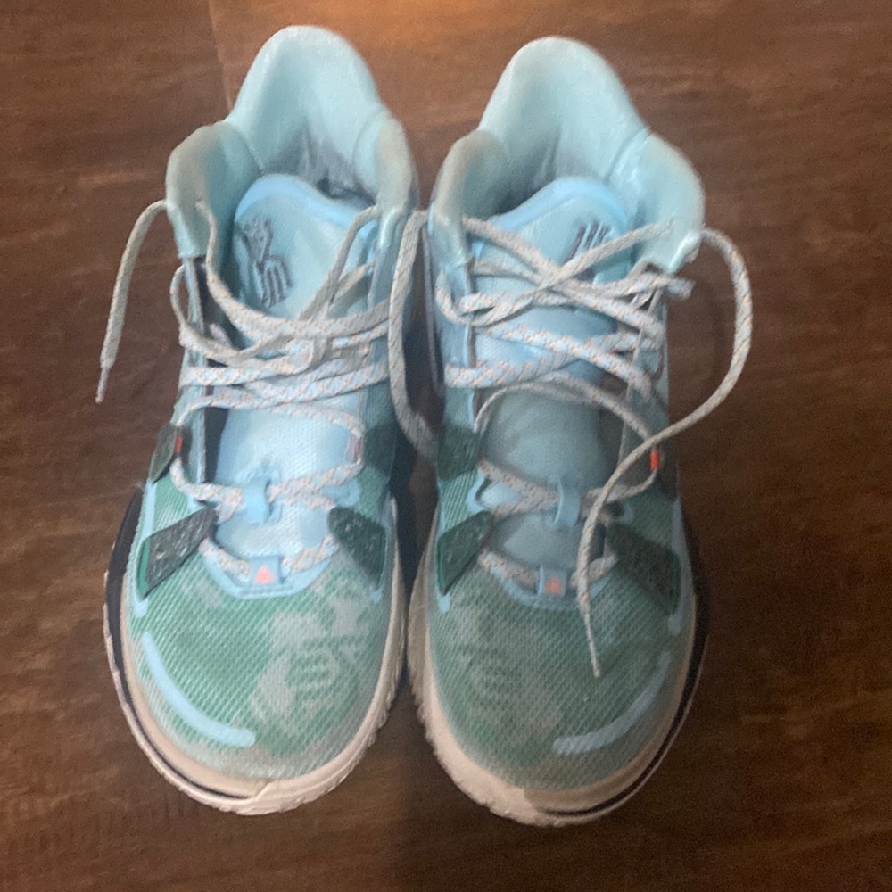 Men’s basketball shoes